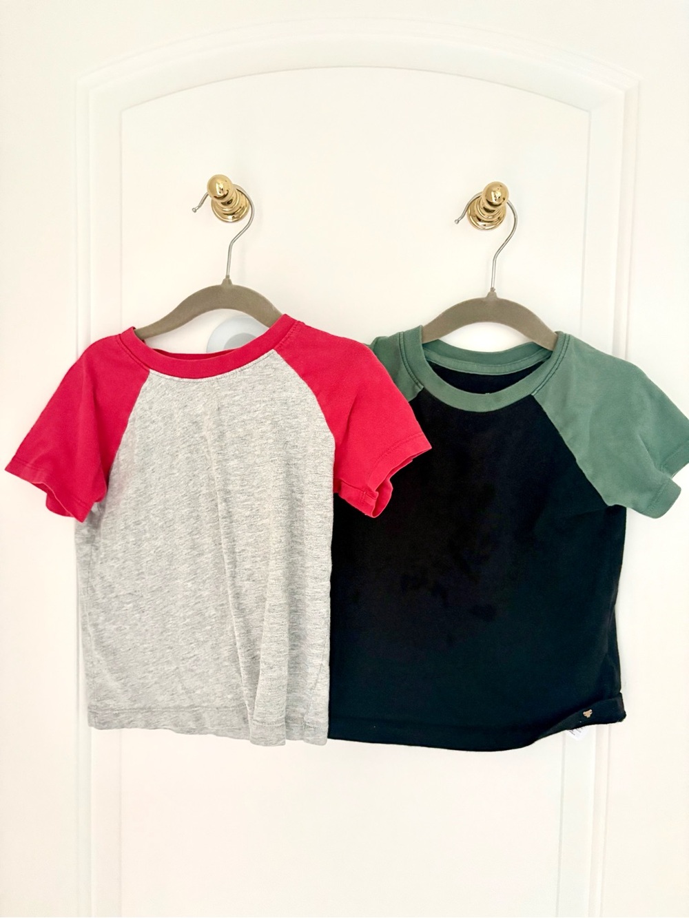 Baby Gap boy raglan red black grey green toddler 2T tshirt 2pc bundle set